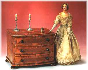 Holzpuppe mit Kommode