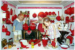 Fleißige Puppen in der roten Küche