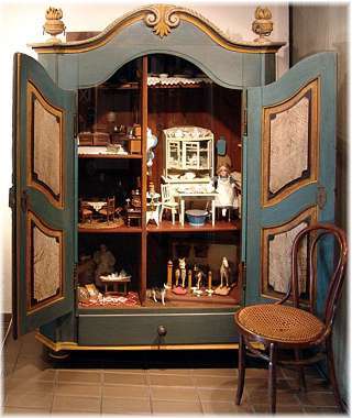 Schrank im Puppen- und Spielzeug Museum Rothenburg o.d.T.