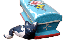 Eine Katze an der Truhe