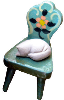 Eine Katze auf dem Stuhl